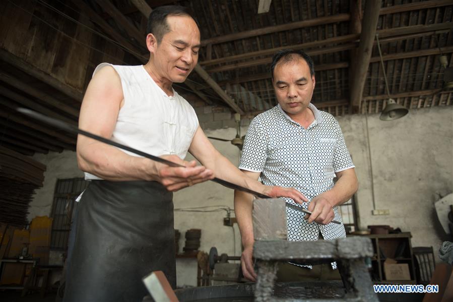 Pic story of intangible cultural heritage inheritor in Longquan Sword making