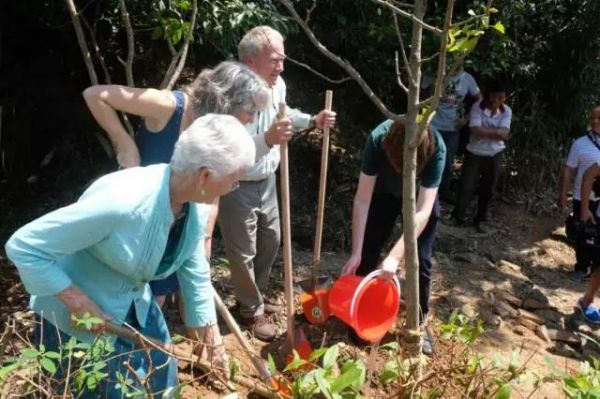 外国友人加德纳纪念馆植树活动