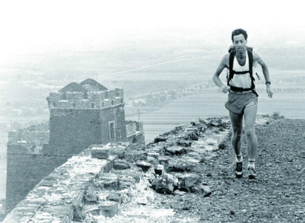 William Lindesay runs along Shanhaiguan Section of the Great Wall in the summer of 1986.(Photo provided by Lindesay)