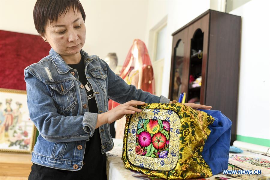 Pic story of embroiderer in NW China's Xinjiang