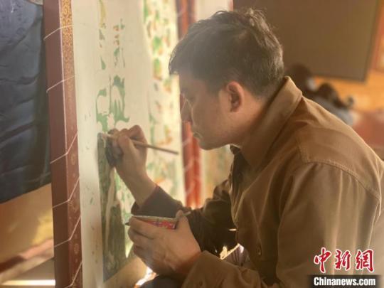 图为更登才在画室创作。 周晓华 摄