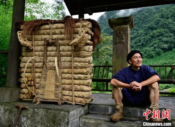 朱恒彬走在茶马古道上歇脚。 受访者供图