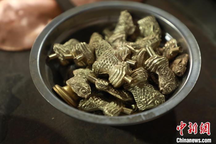 现如今的大同铜器制作中，传统工艺与现代技术相结合，使产品既有实用功能，又具艺术价值。 向上 摄