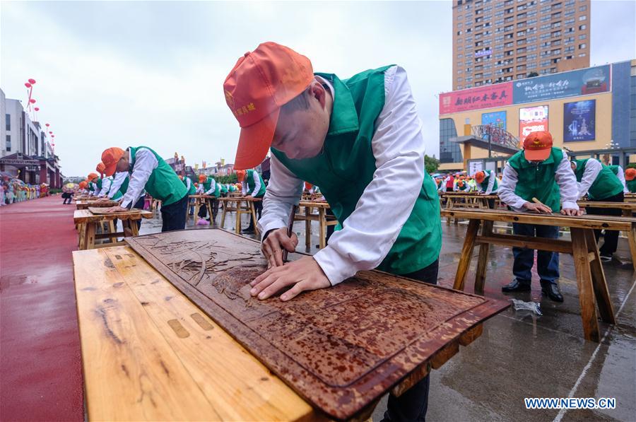 Craftsmen demonstrate skills of making wooden crafts in east China's Zhejiang