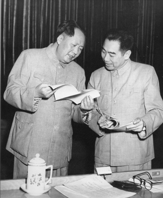 1953年，周恩来和毛泽东在中央人民政府委员会议上。