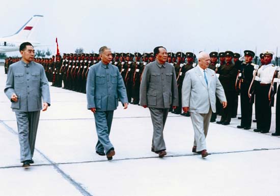 1959年9月，毛泽东、刘少奇、周恩来陪同赫鲁晓夫检阅三军仪仗队