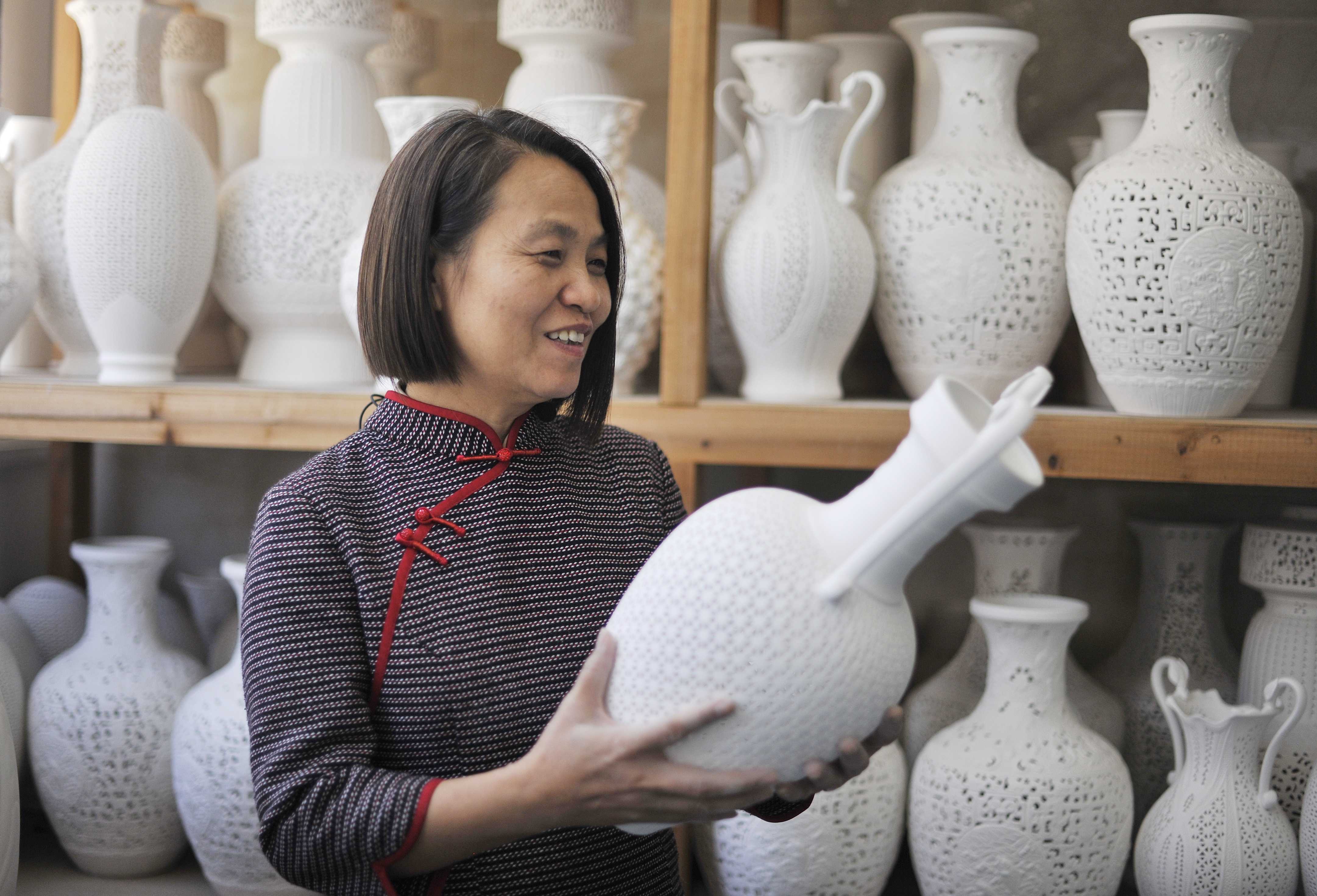 Chinese Exquisite Dehua Porcelain Handwork Carved Hollowed Art White Vase 