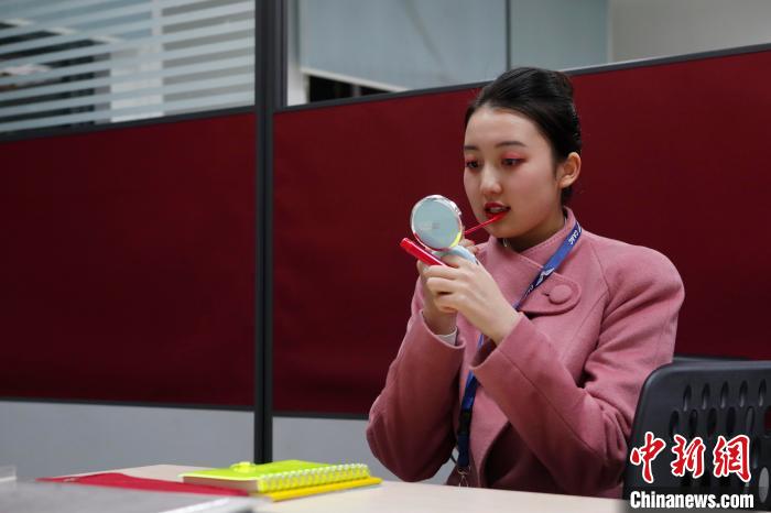 每次航班前，王姝樱都会对自己的仪容仪表再次检查。 殷立勤 摄