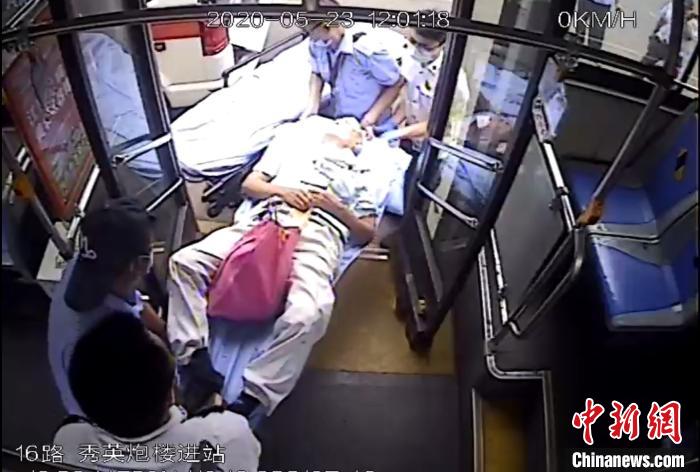 医护人员将老人送医抢救 监控视频截图 摄