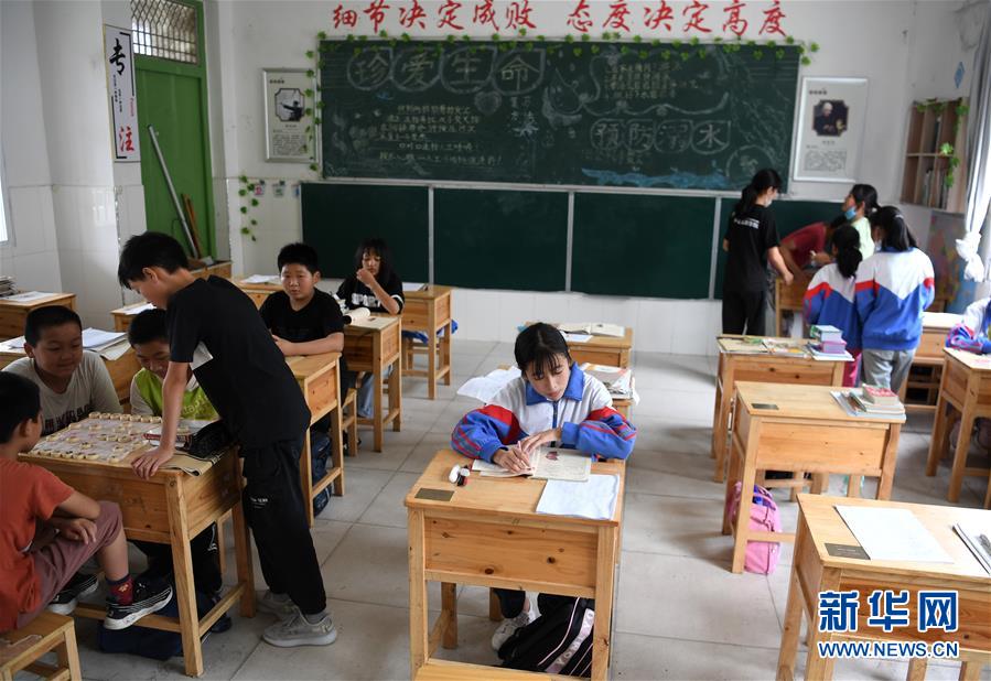 (脱贫攻坚·图片故事)(7)大山女孩:梦想不曾“弯腰”