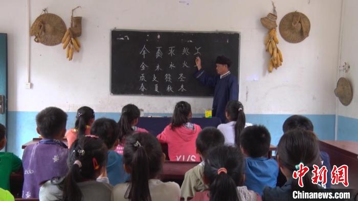 杨胜昭给学生上水书课。 潘石高 摄