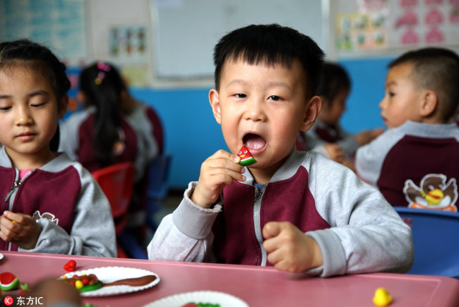 河南面塑艺人捏出能吃的面人 Henan dough modeling finds success in modern age