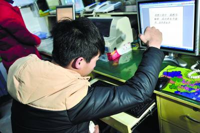 2月12日，省儿童医院康复二科，17岁的脑瘫患者廖志胜在电脑上敲出“我想上高中、我想当编剧。” 记者 武席同 摄