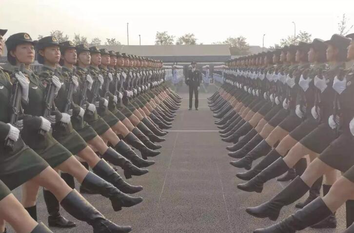 一月踢坏三双作战靴最美封面女兵这样炼成